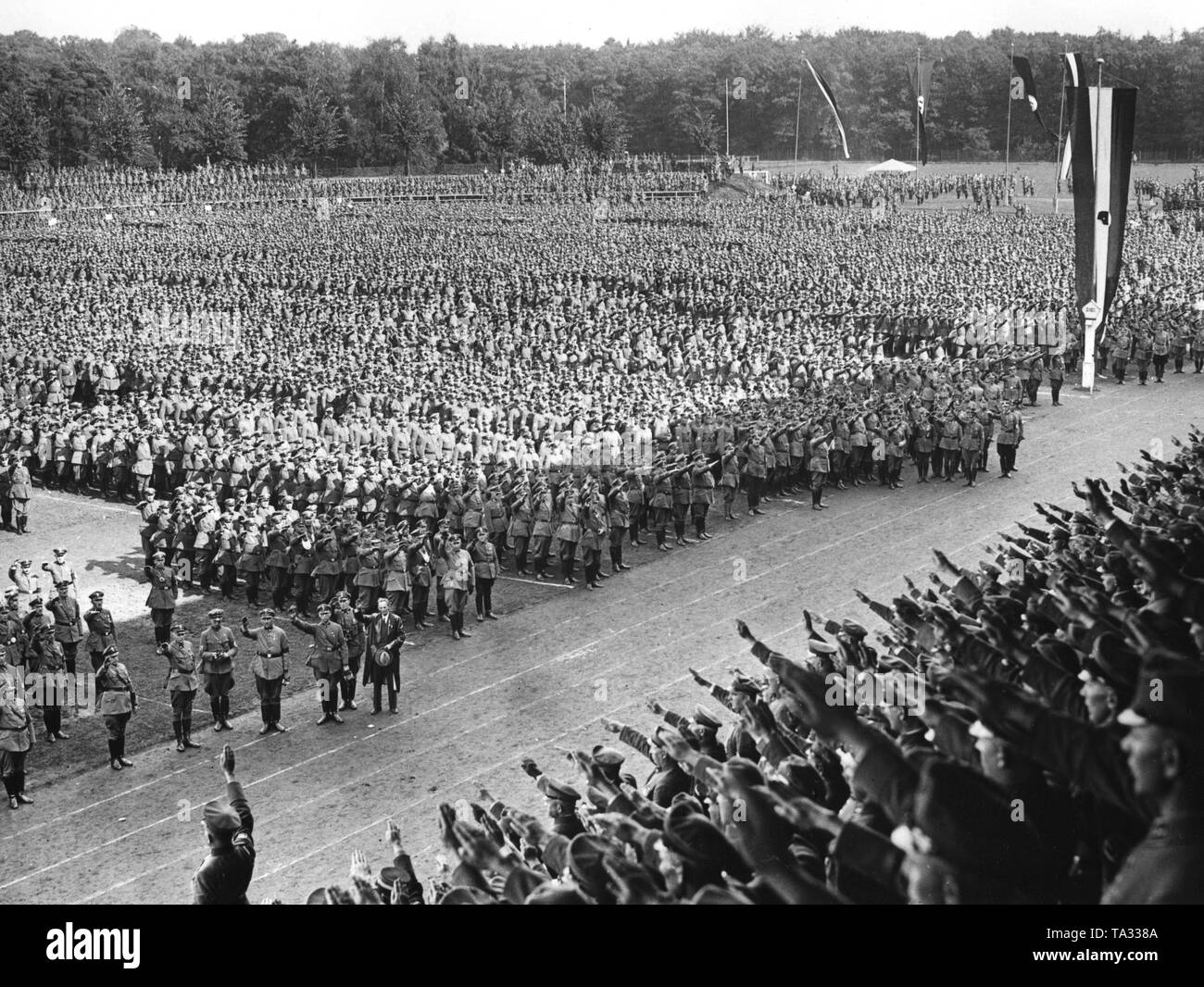 Los miembros de la Stahlhelm mostrar el saludo hitleriano en el estadio de Hannover mientras canta el Deutschlandlied (el himno nacional) y el Horst-Wessel-Lied. Foto de stock