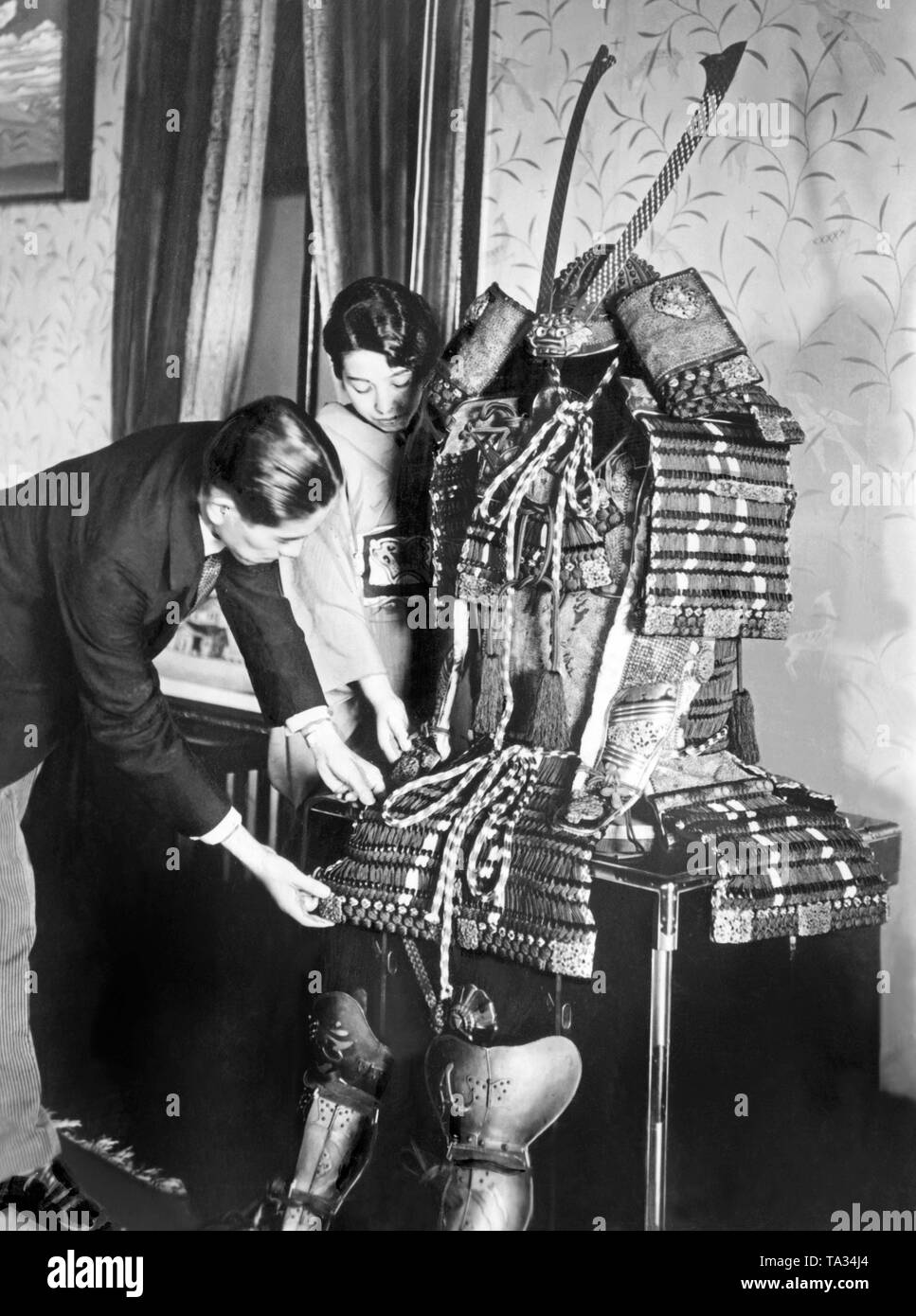 Dos empleados de la sociedad de la cultura japonesa está preparando una antigua armadura samurai para el transporte. La armadura fue donado a Mussolini en el décimo aniversario de su reinado. Foto de stock