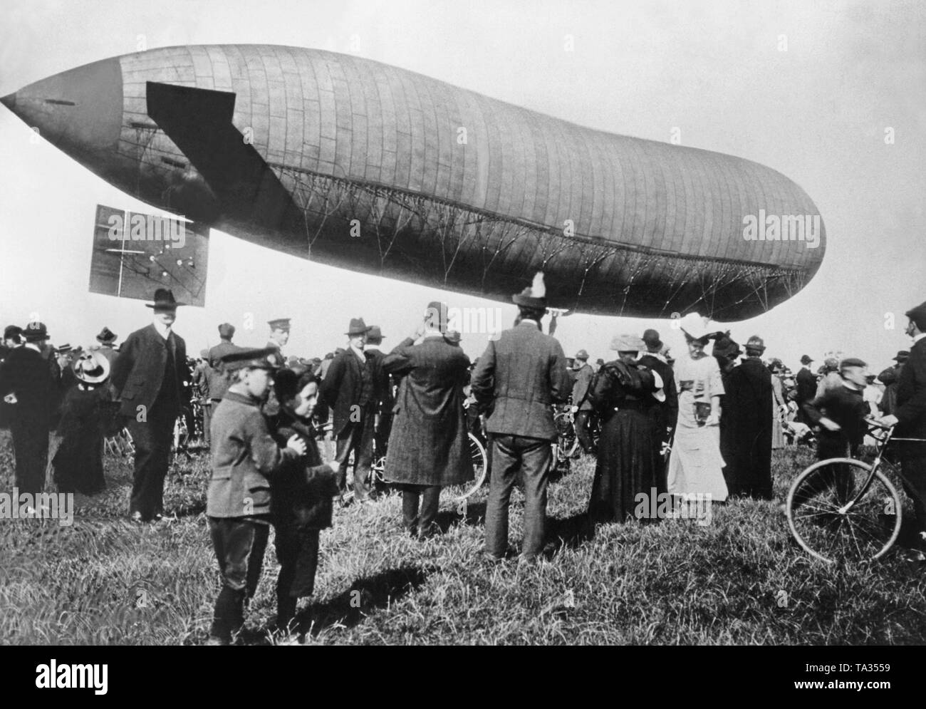 No dirigible rígido diseñado por August von Parseval se presenta a los espectadores en el aeropuerto Oberwiesenfeld de Munich. Foto de stock