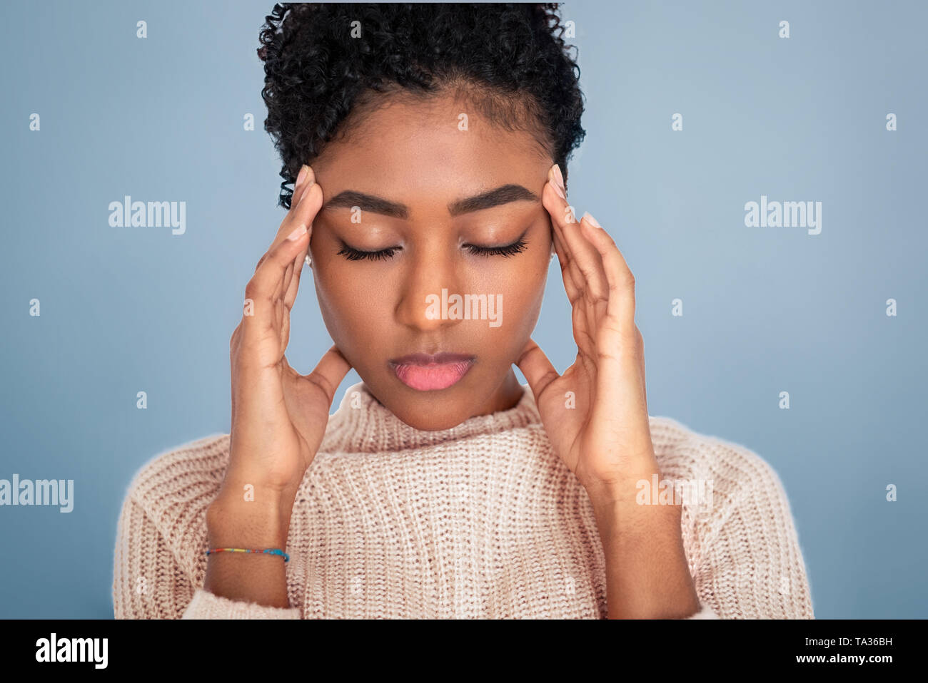 Foto de estudio de la mujer negra la sensación de dolor de cabeza intenso Foto de stock