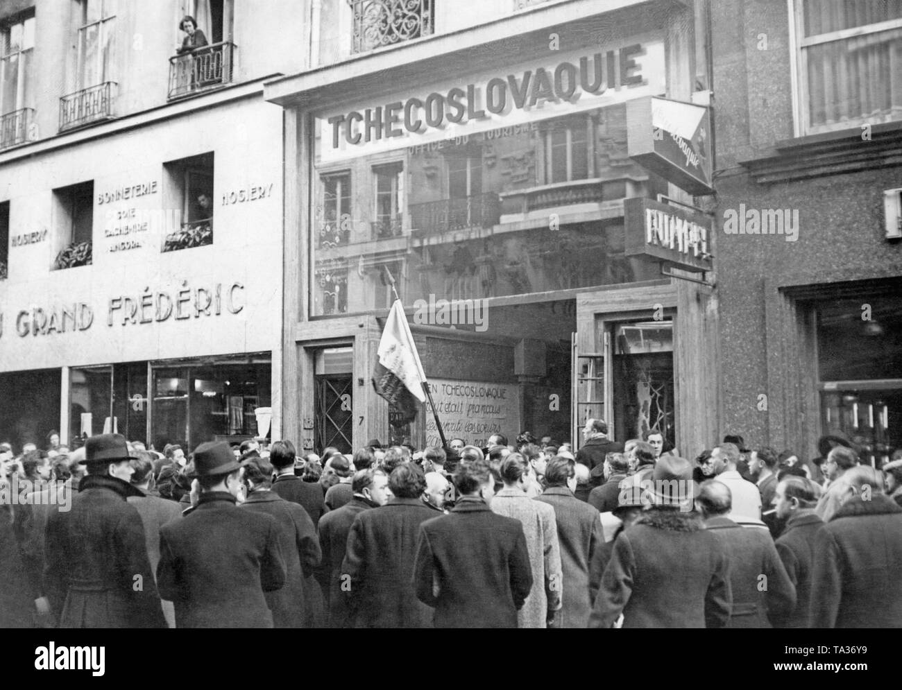 Profesiones de simpatía por los checos en frente de la oficina de turismo en París. La primera República Eslovaca fue fundada en el comando de Hitler en marzo de 1939, y en Bohemia y Moravia fueron ocupados por la Wehrmacht. Foto de stock