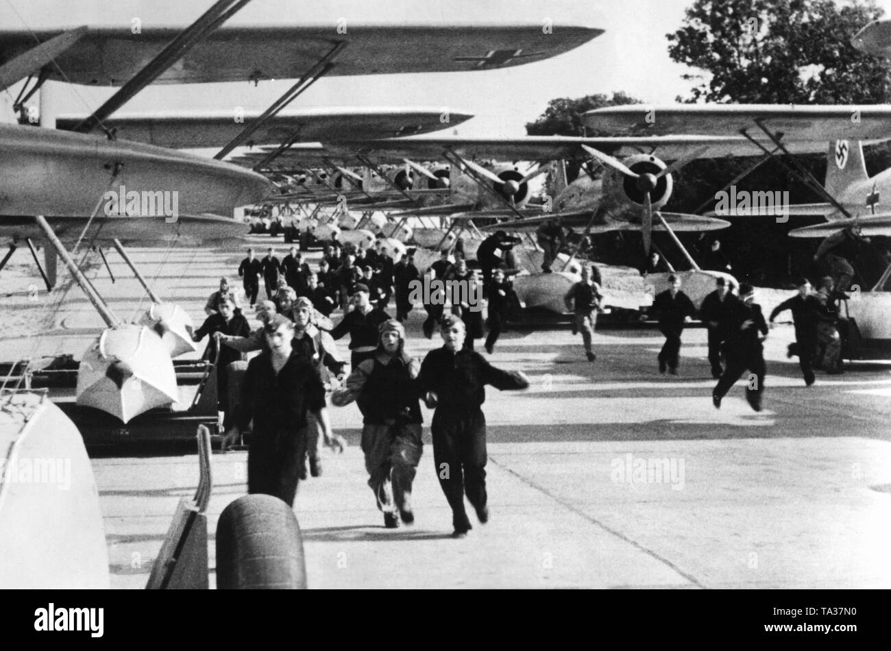 Alarma en una base de hidroaviones, pilotos y tripulación ejecutar para sus aviones de combate para el despegue. Es una película de la propaganda filmstill 'Flieger zur ver' desde 1938/1939. Foto de stock