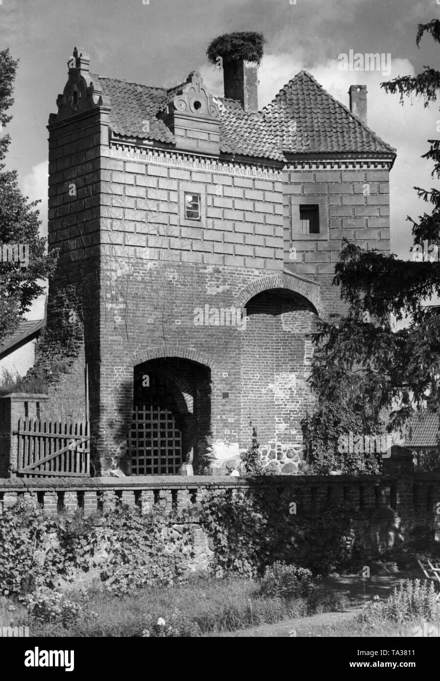 El Gatehouse del Alt-Kischau Castillo en el distrito Berent en Prusia Occidental (foto sin fecha). Foto de stock