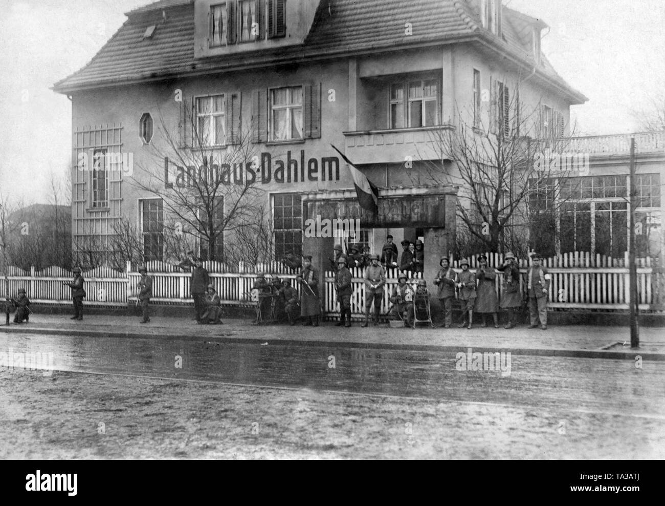 Vista del "Landhaus Dahlem' en el distrito del mismo nombre en Berlín. Esta fue la sede de la fuer Volksbeauftragten Heer und Marine (Representante del Pueblo para el ejército y la armada) Gustav Noske durante el levantamiento de enero y la Berlin Maerzkaempfe (marzo de combate) en la primavera de 1919. Pararse delante de los miembros de los Freikorps, que fueron responsables de la represión de los disturbios. El negro-blanco-rojo se izó la bandera. Esta foto fue tomada probablemente durante el levantamiento de enero. Foto de stock