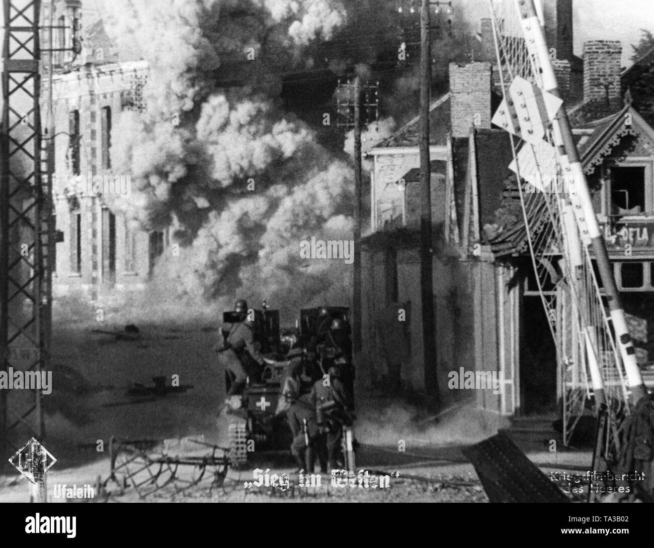 Un alemán Sturmpanzer I "Bisontes" incendios en un edificio. Desde Moviestill Sieg im Westen (Victoria en el oeste). Foto de stock