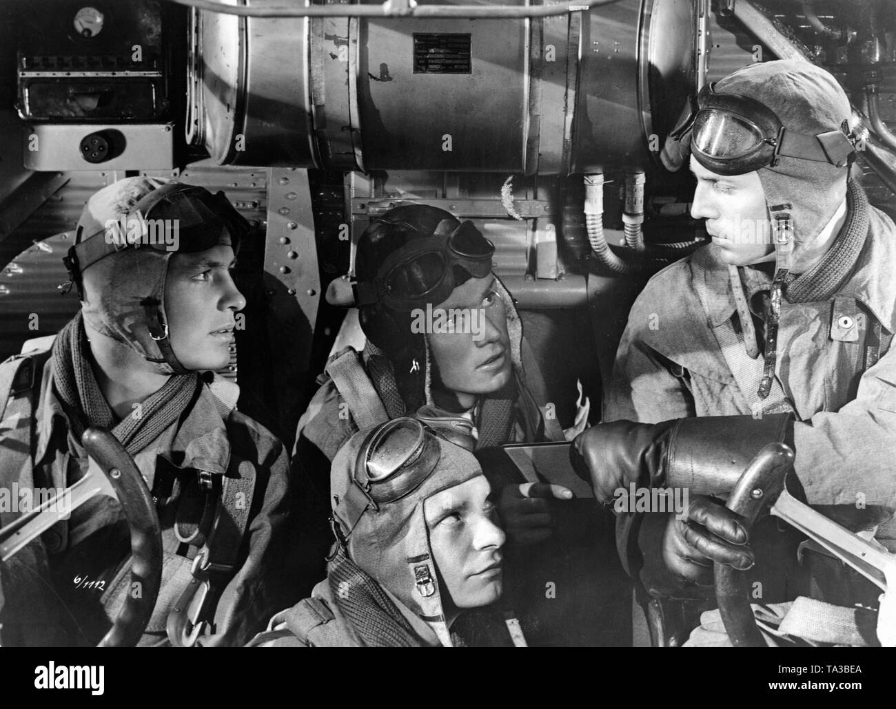 Cuatro soldados de la Luftwaffe en la cabina de un Junkers JU-52. Es un moviestill desde el Partido Nacional Socialista de la guerra y la película de propaganda 'D III 88", que fue rodada en 1939 bajo la dirección de Herbert Maisch. Foto de stock