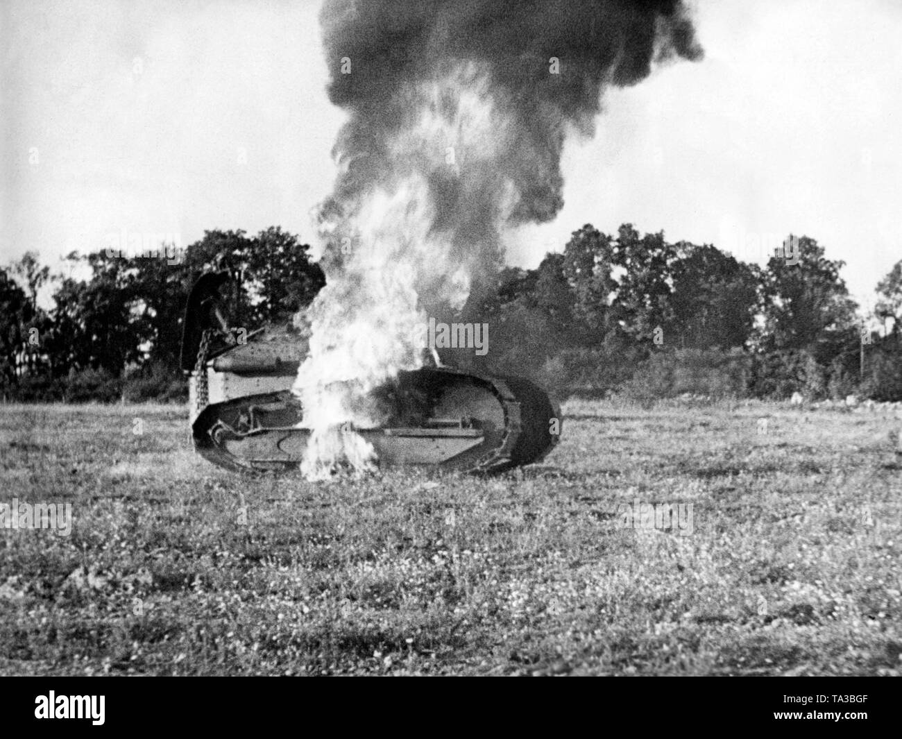 Destruido un tanque francés del tipo 'Renault FT 17'. Probablemente un moviestill de Sieg im Westen (Victoria en el oeste). Foto de stock