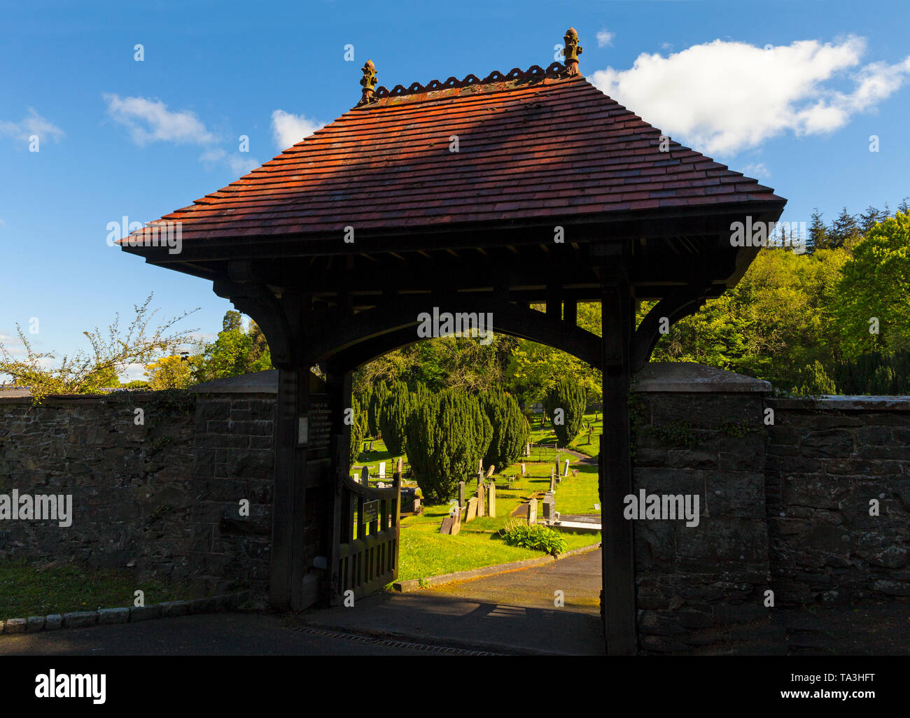 La tradicional lych-puerta que conduce al camposanto de la Iglesia Parroquial de Hillsborough, Condado de Down, Ulster, Irlanda del Norte Foto de stock