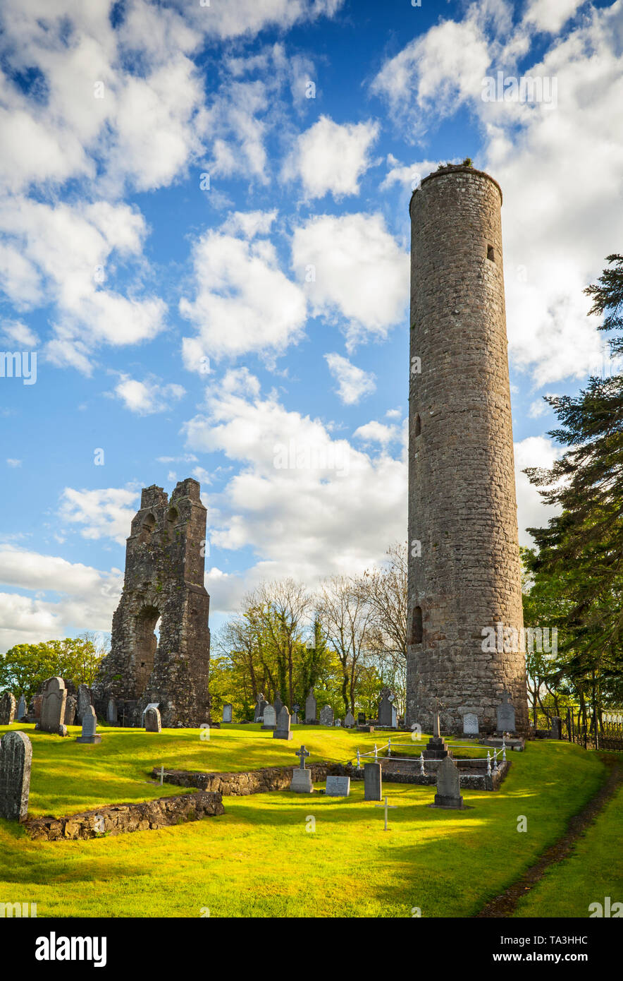 La torre redonda del siglo XI en el monasterio fundado por San Patricio, en el siglo V a Donaghmore, Condado de Meath, Irlanda. Foto de stock