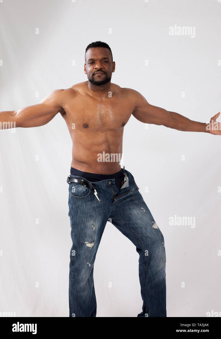 Fuerte hombre negro sin camisa en Fotografía de stock - Alamy