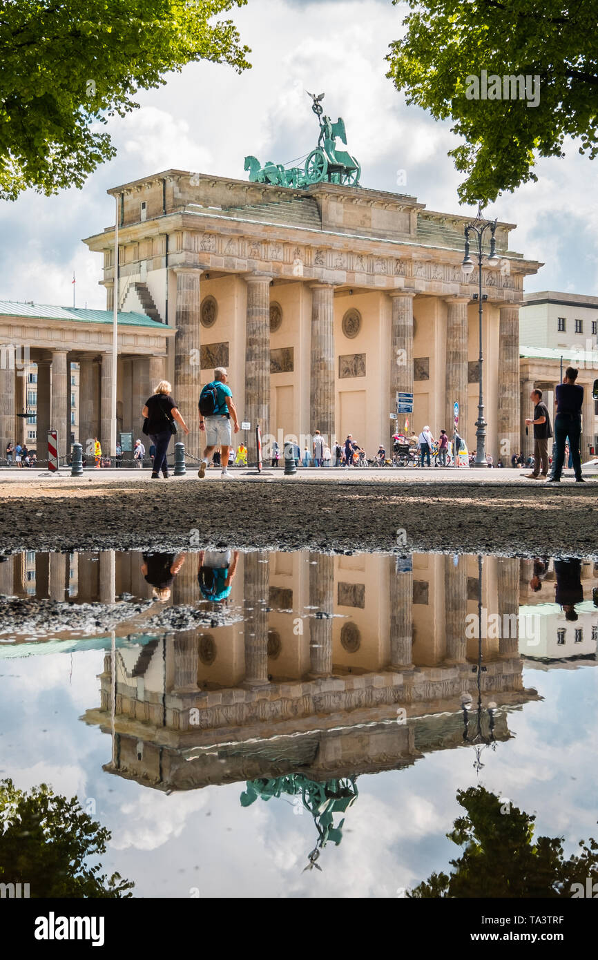 Berlin, Alemania - Mayo, 2019: El Brandenburger Tor / Puerta de Brandenburgo, el monumento más famoso y símbolo de Berlín, Alemania Foto de stock