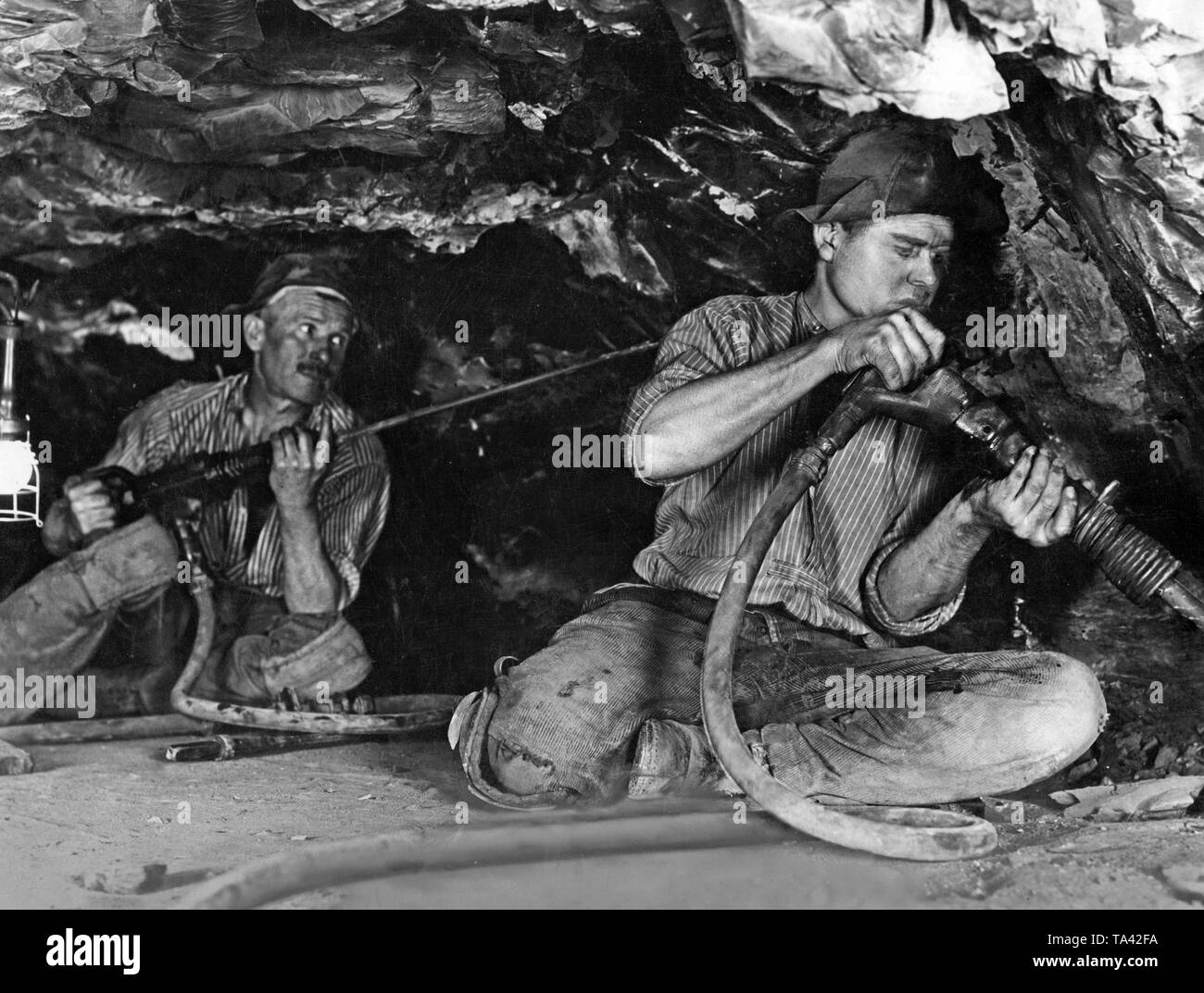 Dos mineros extrayendo el cobre con martillos neumáticos. Imagen sin  fechar, ca. 1930 Fotografía de stock - Alamy