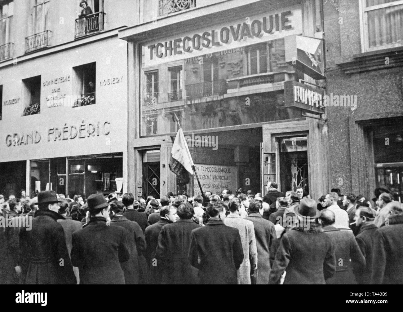 La protesta francesa contra la ocupación de Checoslovaquia por el Reich alemán en París. En el comando de Hitler, la primera República Eslovaca fue fundada en marzo de 1939, y en Bohemia y Moravia fueron ocupados por la Wehrmacht. Aunque los franceses expresan sus condolencias, no están preparados para iniciar una guerra. Foto de stock