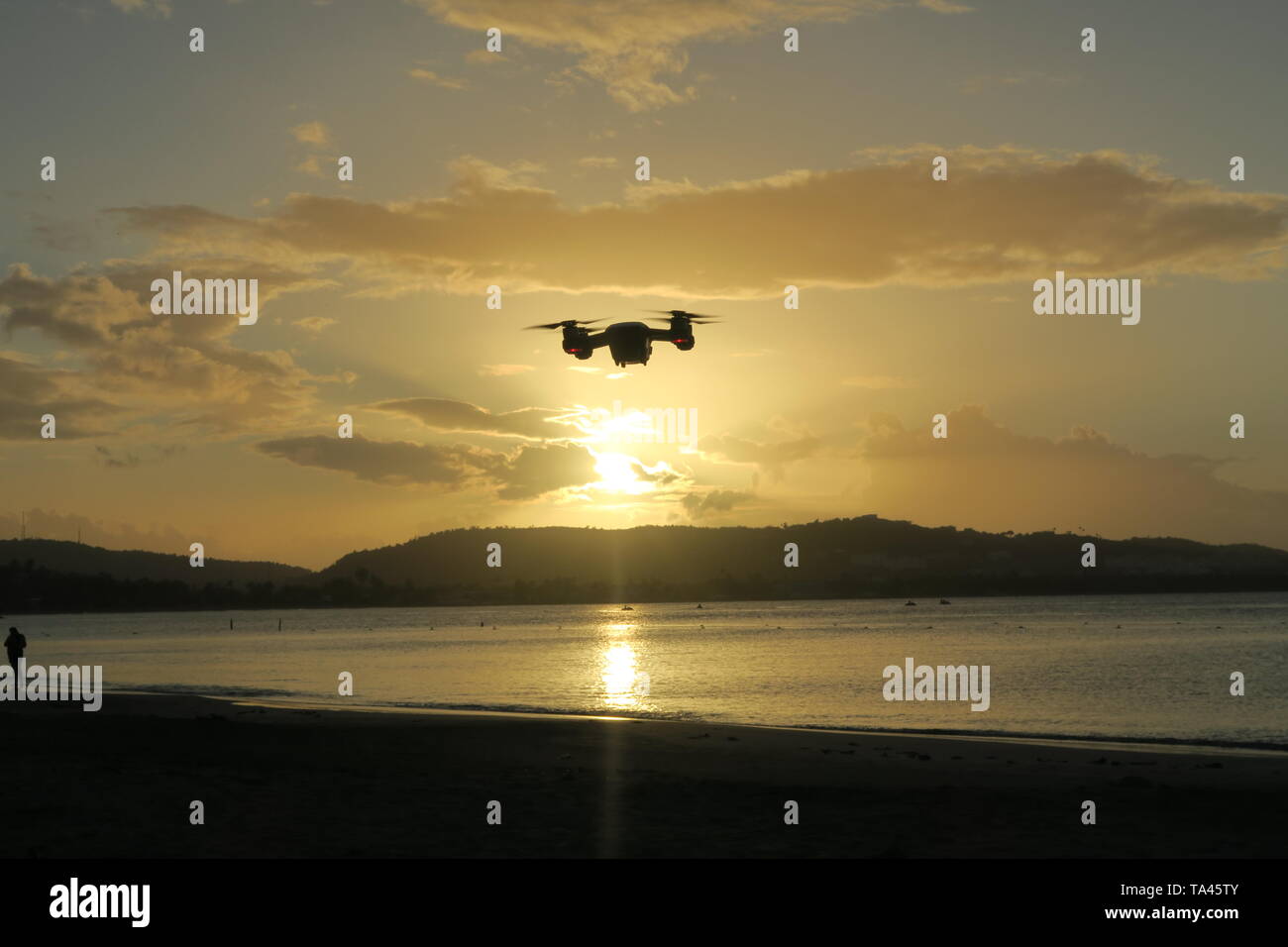 Drone volando en la playa, atardecer Foto de stock
