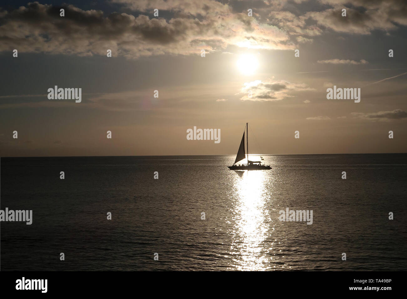 Catamarán en sunset reflexión Foto de stock
