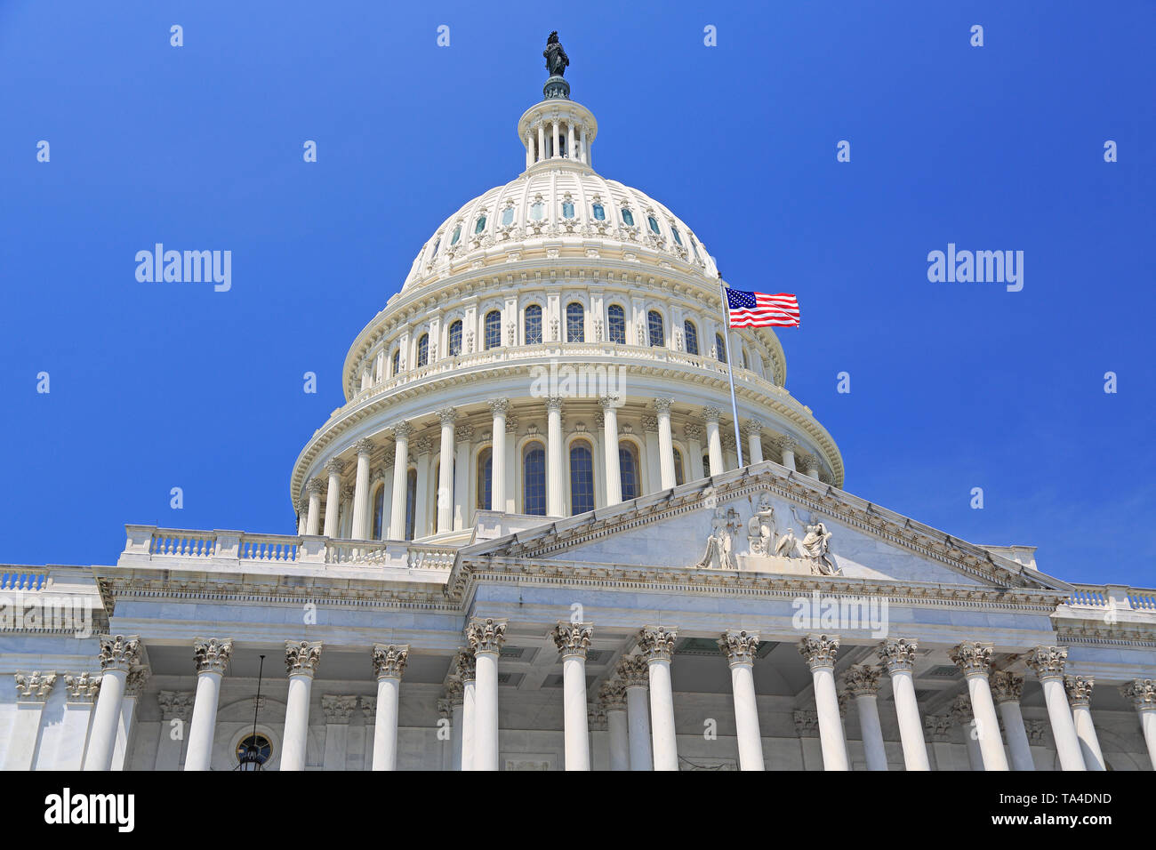 Edificio del Capitolio Nacional con bandera estadounidense en Washington DC, EE.UU. Foto de stock