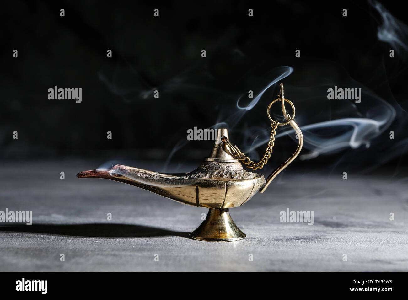 Aladdin and lamp fotografías e imágenes de alta resolución - Página 6 -  Alamy