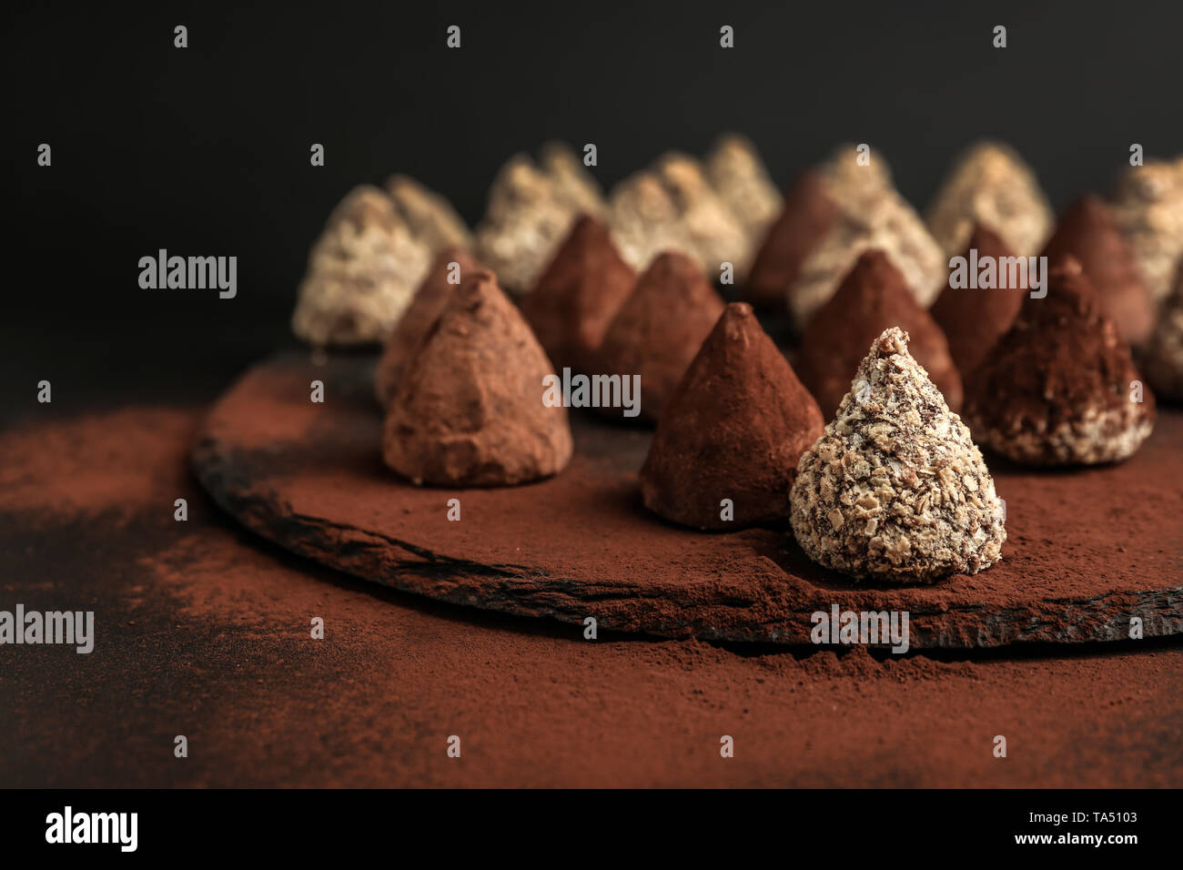 Sabroso dulce trufas en placa de pizarra Foto de stock