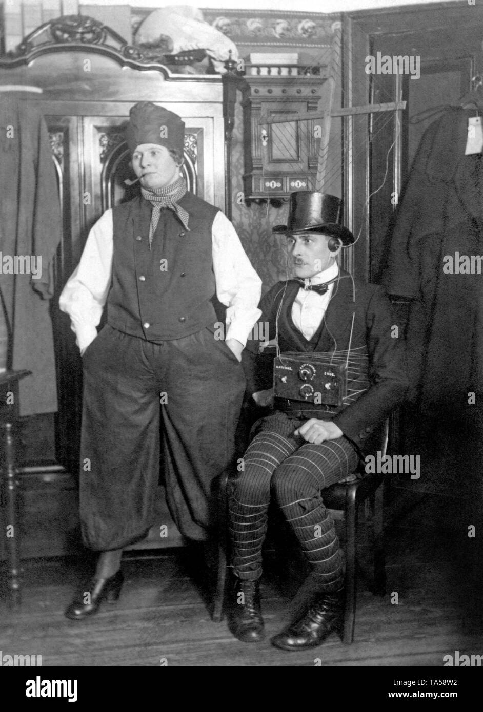 La parodia, la técnica, el hombre vive como antena de radio, alrededor de  1910, Alemania Fotografía de stock - Alamy