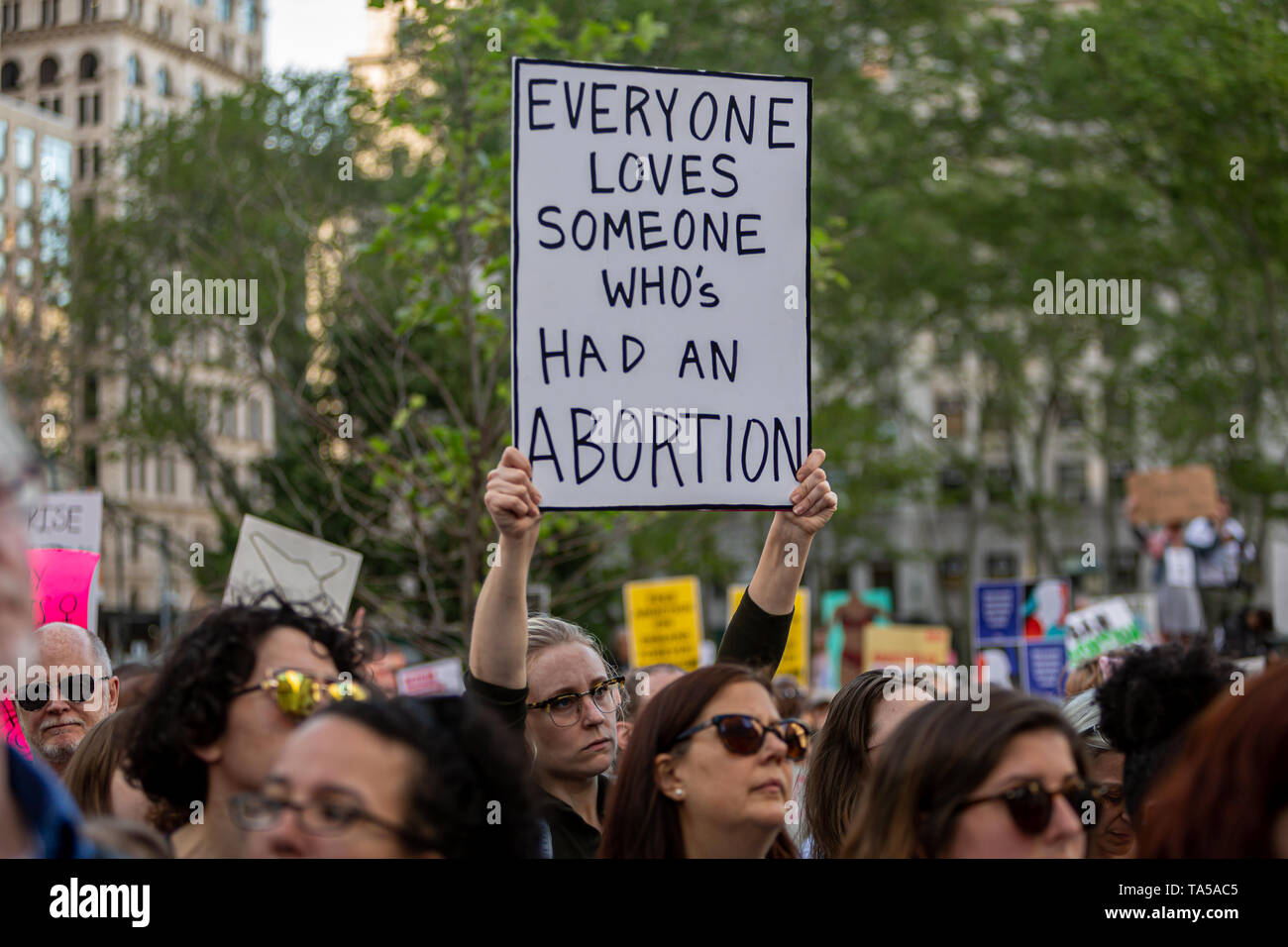 La Ciudad de Nueva York, Estados Unidos. 21 de mayo, 2019. El 21 de mayo de 2019, cientos de personas en la Ciudad de Nueva York, y miles de personas de todo el país se unieron en un día nacional de acción contra el triunfo del movimiento anti-elección. Trump y legisladores republicanos han venido orquestando un esfuerzo nacional para quitarle el derecho de los pueblos a acceder a un aborto. La prohibición aún más extrema, en Alabama, se convirtió en ley, tras la prohibición radical en Indiana y Ohio. Crédito: Michael Nigro/Alamy Live News Foto de stock