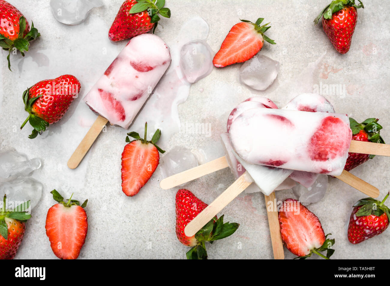 Helados caseros con fresas, helado con leche y frutas congeladas Fotografía  de stock - Alamy