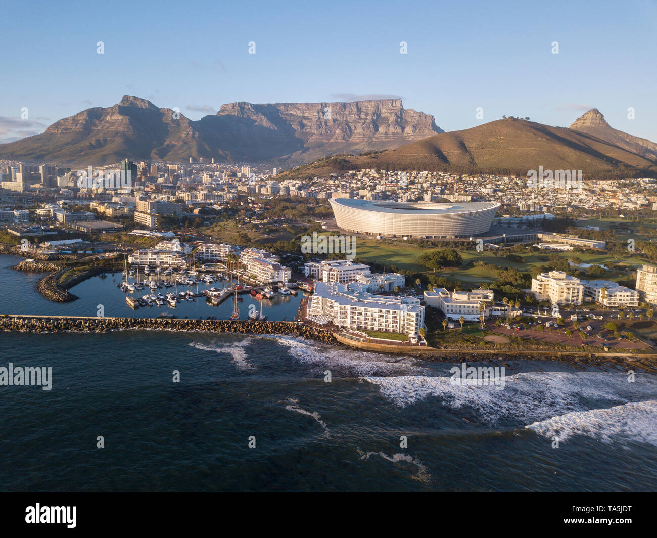 Vista aérea a lo largo de Cape Town, Sudáfrica, con la montaña de la mesa Foto de stock