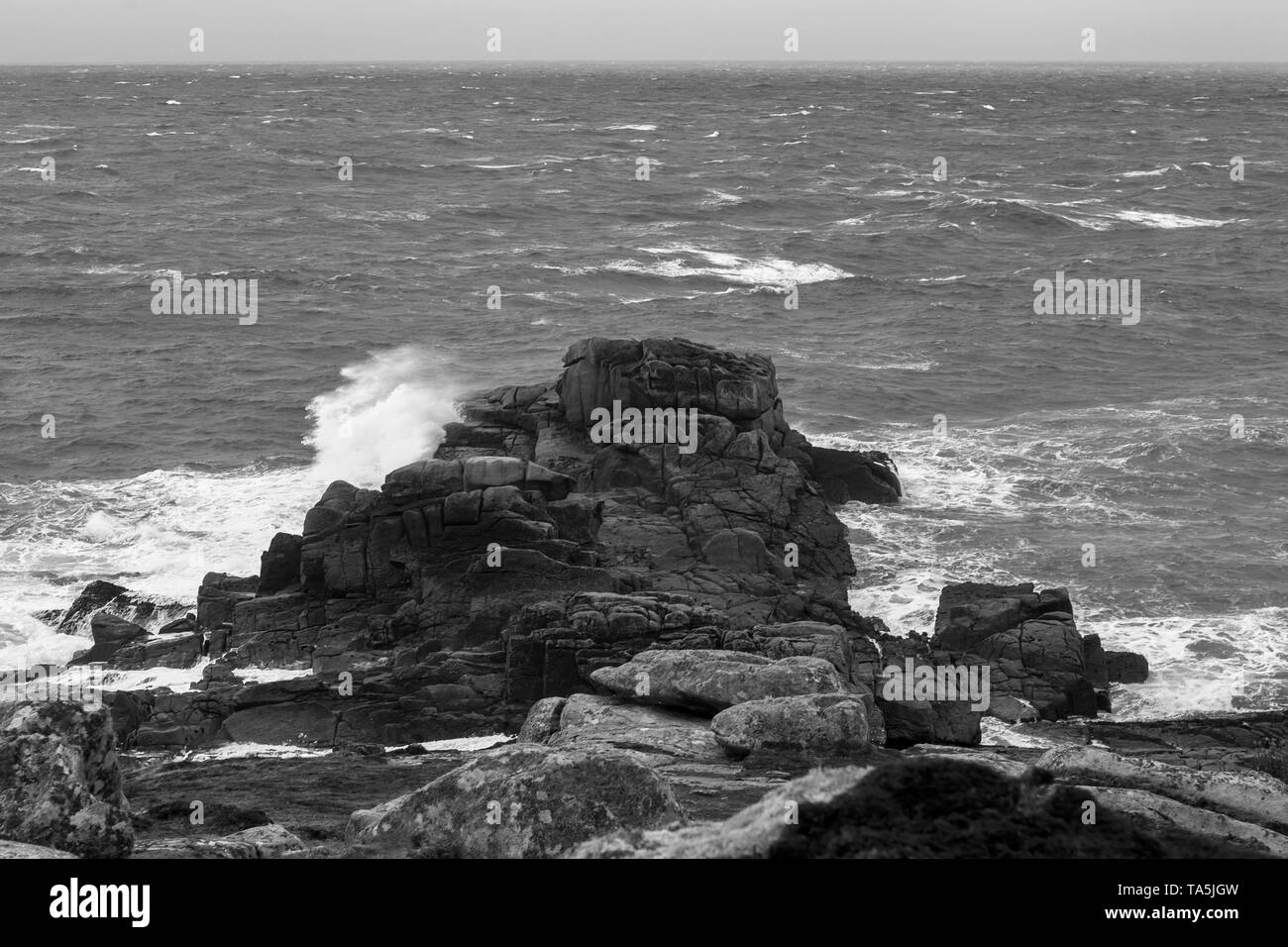 Porth Hellick punto en marea baja y en un fuerte viento onshore, Saint Mary's, Isles of Scilly, UK: versión en blanco y negro Foto de stock