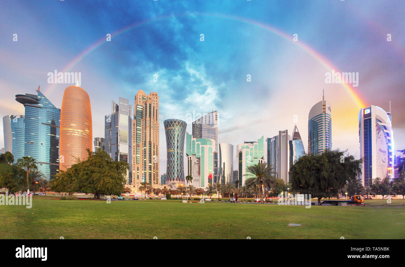 Arco iris sobre la ciudad de Doha, Qatar Foto de stock