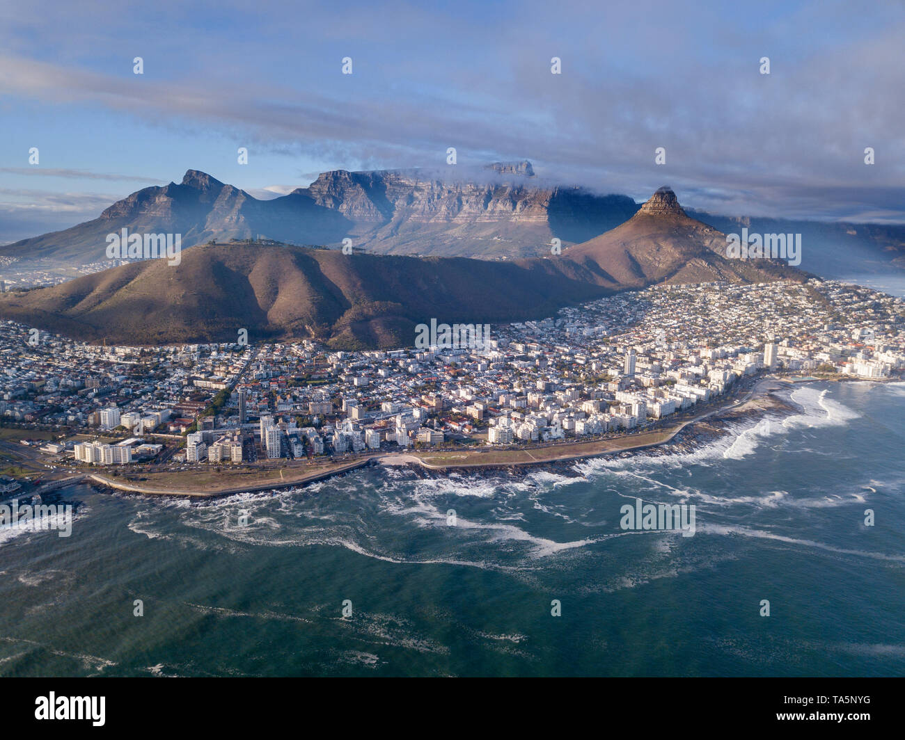 Vista aérea a lo largo de Cape Town, Sudáfrica, con la montaña de la mesa  Fotografía de stock - Alamy