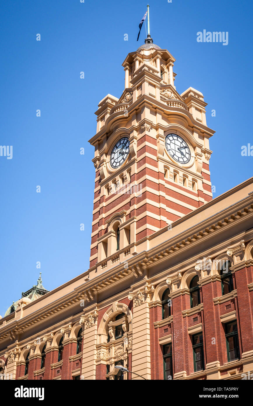 Vista de cerca de la torre del reloj de la estación de Flinders Street en Melbourne Australia Foto de stock