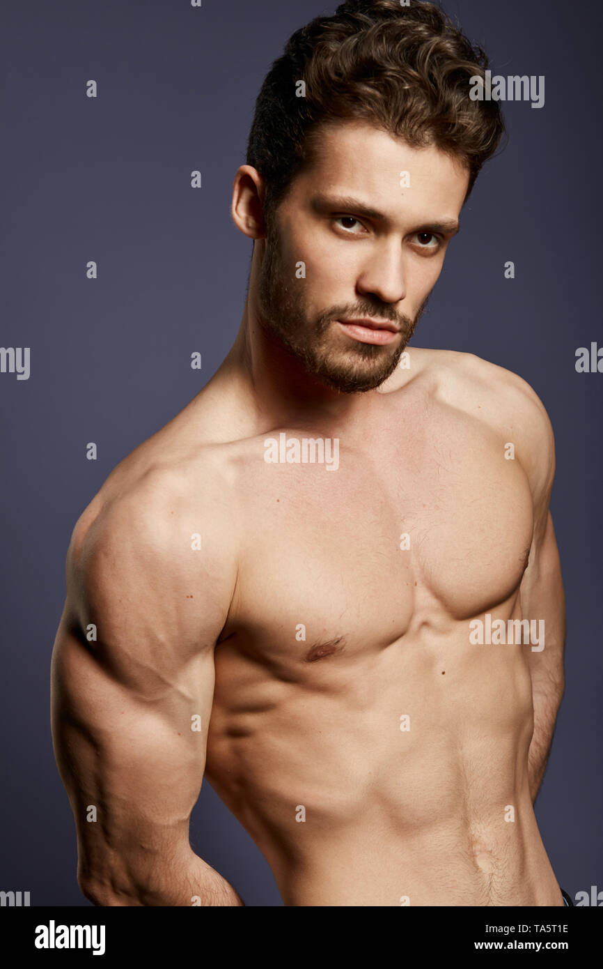 Torso de joven guapo. cerrar retrato, fondo negro aislados. bienestar,  salud y cuidado del cuerpo Fotografía de stock - Alamy