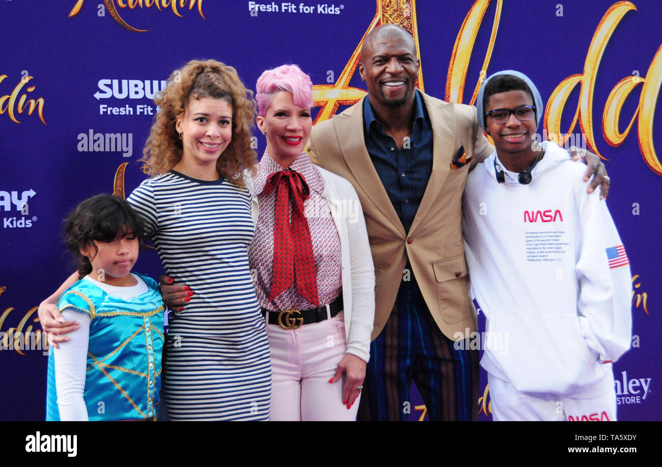 Hollywood, California, Estados Unidos, 21 de mayo de 2019 (L-R), Naomi  Burton-Crews Miley tripulaciones, Rebecca King-Crews, Actor Terry Crews y  Isaías tripulaciones asistir al estreno de 'Disney Aladdin' el 21 de mayo