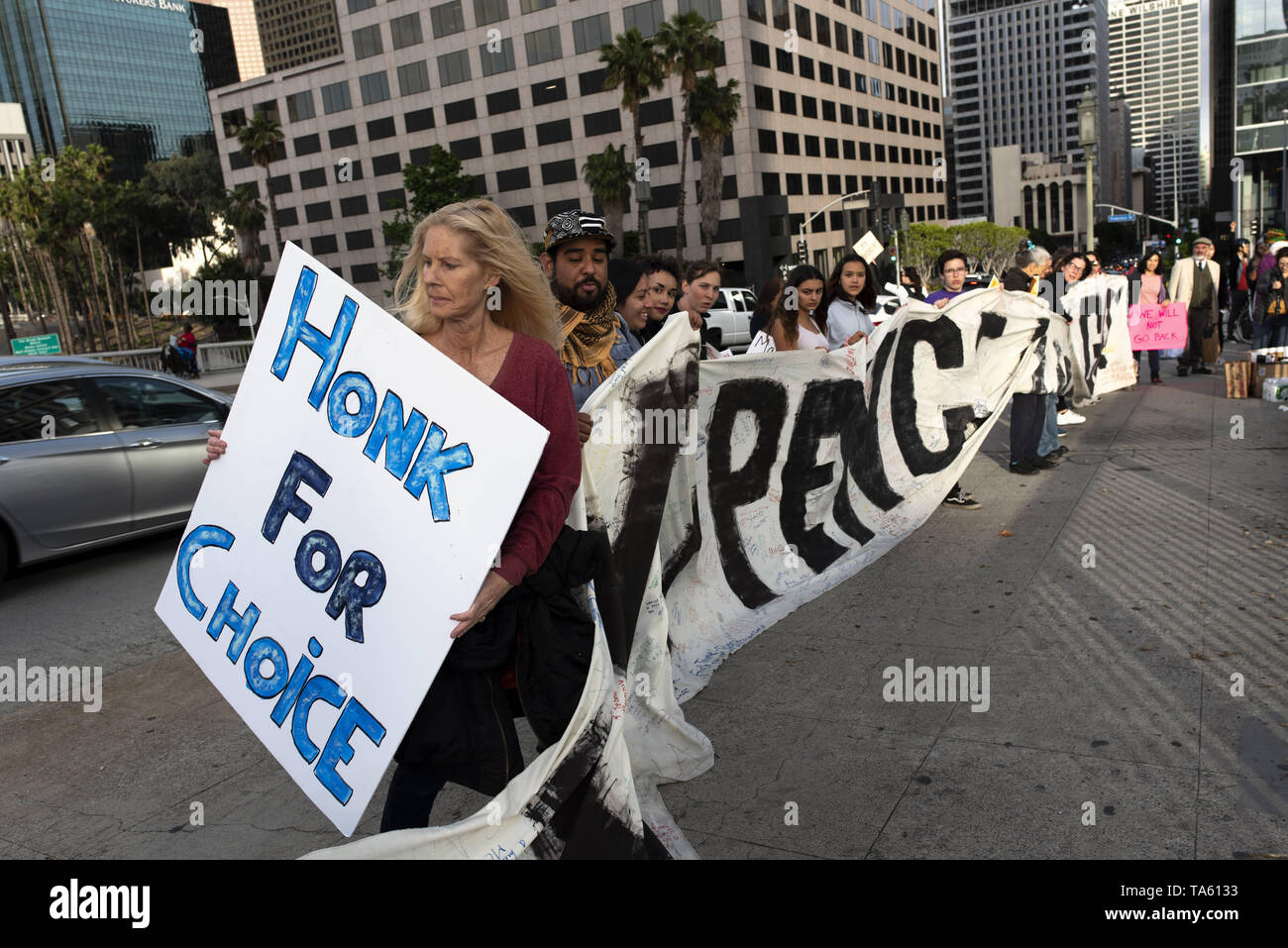 Mayo 21, 2019 - Los Angeles, CA, Estados Unidos - Un activista visto sosteniendo un cartel que dice honk for Choice durante la protesta..Las mujeres activistas de los derechos humanos protestaron contra las restricciones sobre los abortos después de Alabama promulgó la prohibición más restrictivas sobre el aborto en los Estados Unidos. Prohibiciones similares de detener el Día de Acción por el derecho al aborto se celebraron mítines en toda la nación. (Crédito de la Imagen: © Ronen Tivony/sopa de imágenes a través de Zuma Wire) Foto de stock