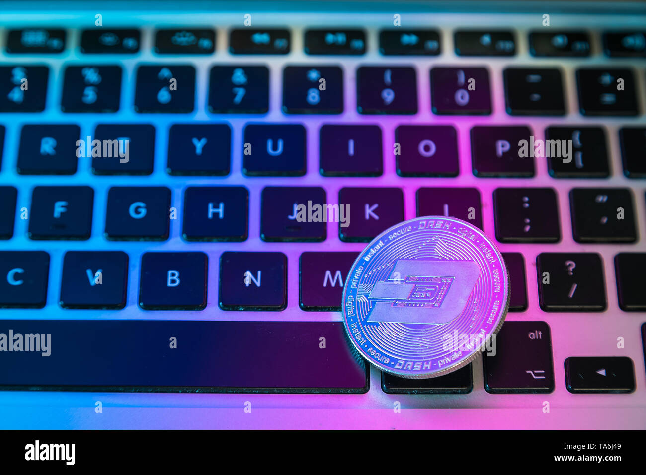 Círculo Dash moneda encima de los botones del teclado del equipo. La moneda  digital, cadena de bloque de mercado, negocios online Fotografía de stock -  Alamy
