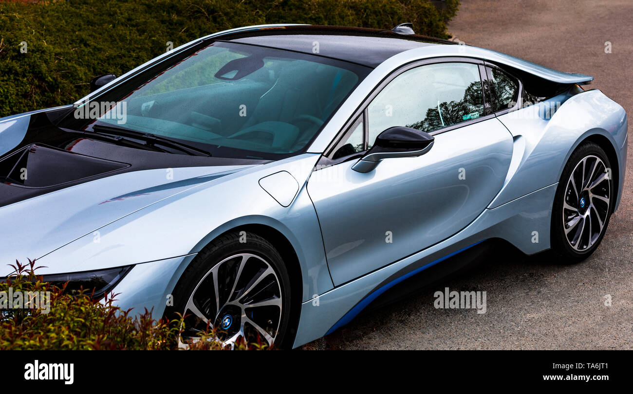 FLODA, Suecia - 12 de mayo de 2019: vista frontal de BMW estacionado i8 enchufe eléctrico híbrido Coche deportivo Foto de stock
