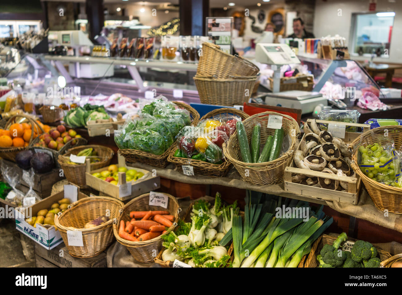 Visualización de cestas de frutas y verduras en una granja tienda deli  delicatessen con fondo bokeh Fotografía de stock - Alamy