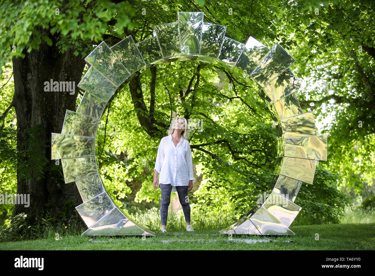 Kate McGovern admira la escultura "Portal" por el artista Alan Wilson durante una vista previa de la próxima 'Exposición' en Beaulieu en Beaulieu casa Palacio en el nuevo bosque. Foto de stock