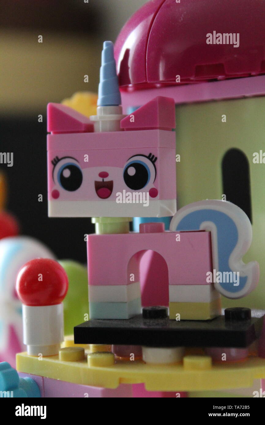 Unikitty de la película de LEGO utilizada en un juego de LEGO Foto de stock
