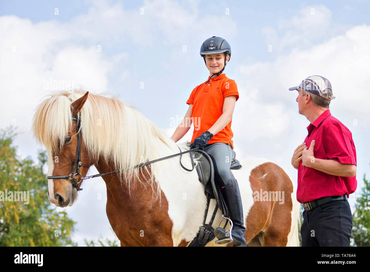 Caballo islandés. Un instructor de equitación da lecciones de una niña. Austria Foto de stock