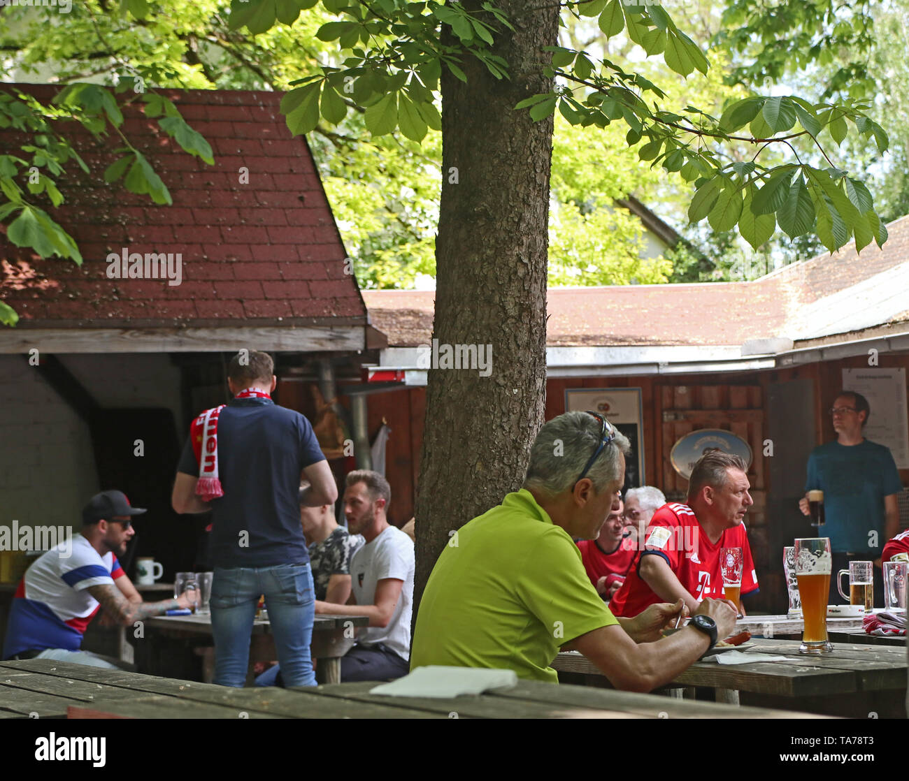 GARCHING, Alemania - Los Fans del FC Bayern Munich vistiendo la camiseta  con el Fútbol Club Inicio colores beber una cerveza en un típico jardín de  cerveza Fotografía de stock - Alamy