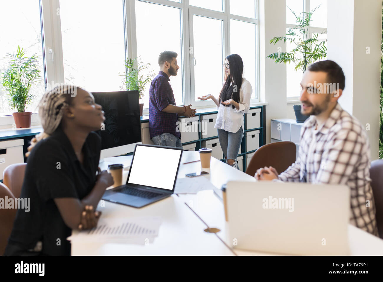 Diversos colegas sentados en círculo, hablando sobre la formación empresarial con autobús, empleados del equipo multirracial discutir la estrategia de negocio, ideas, implican Foto de stock
