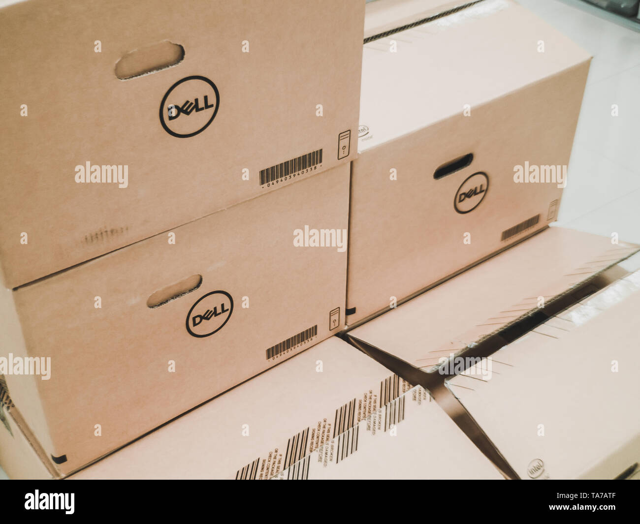 Samut Prakan, Tailandia - Febrero 8, 2019: Dell caja de cartón que contiene  el paquete de PC de escritorio Dell Optiplex Fotografía de stock - Alamy
