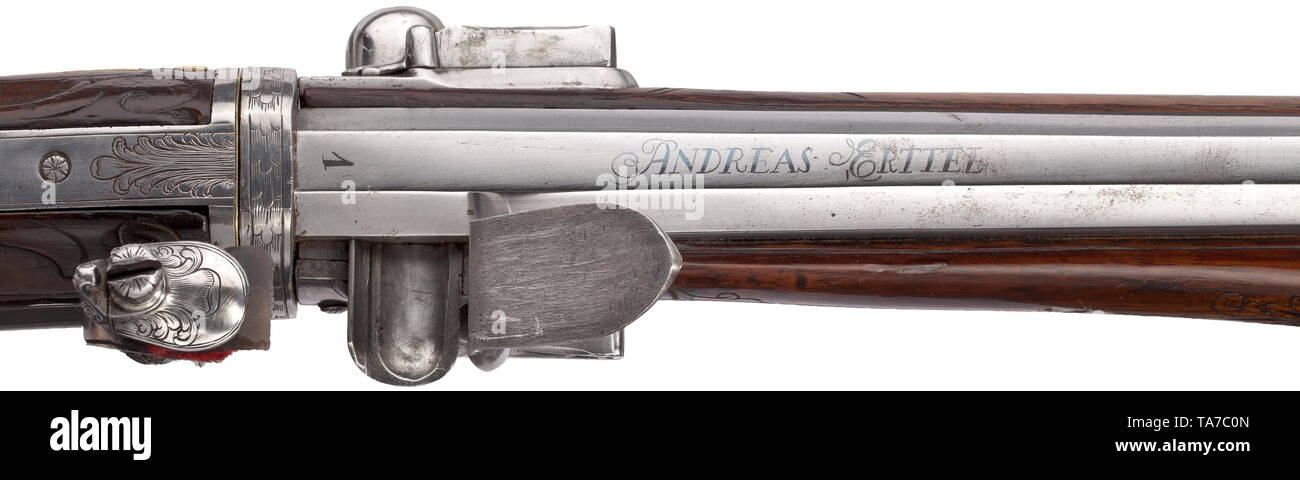 Una flintlock gire sobre armas por Andreas Ertel, Dresden, circa 1760 barriles de dos etapas, de forma octogonal de nalgas convirtiendo en sección redonda con orificios lisos en 15 mm de calibre. Por encima de los calzones con incrustaciones de plata firma 'Andreas Erttel numeración', así como '1' y 'en Dresden" y el número "2", respectivamente. Grabado frizzens ligeramente y bloqueo. Protector con disparo brotado borde delantero actuando como el barril-release. Figurado nogal stock completo con muebles de latón lisas. Ramrod de madera con punta de cuerno retenido por tres tubos en el lateral. Longitud 116 cm. Andreas Ertel (1689 , Additional-Rights-Clearance-Info-Not-Available Foto de stock