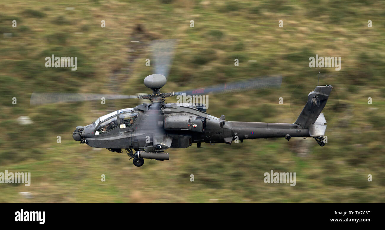 Army Air Corps WAH-64 Apache volando bajo nivel en el bucle de Mach en Gales, Reino Unido Foto de stock
