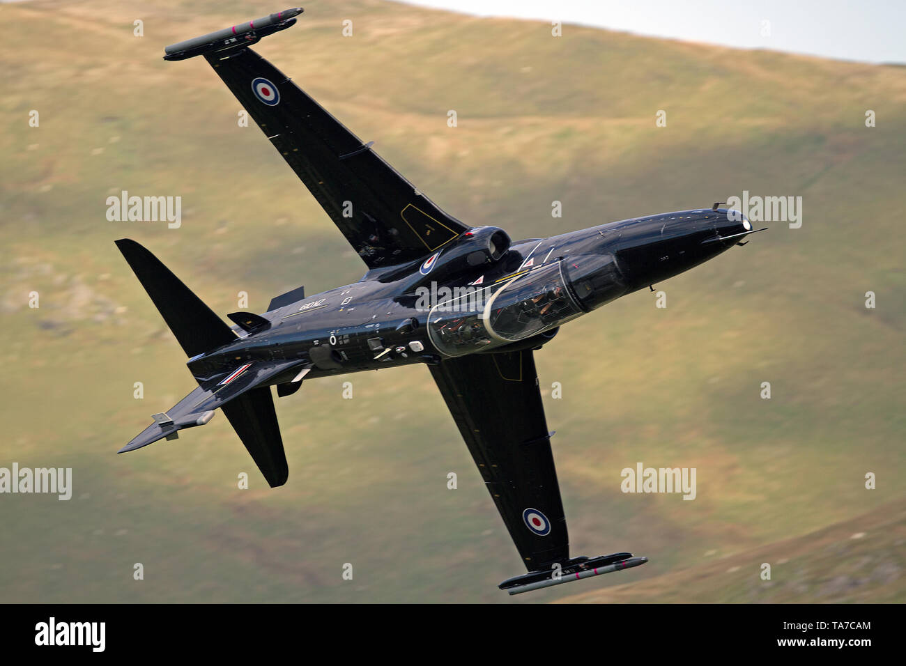 RAF Hawk volando bajo nivel a través del bucle de Mach en Gales, Reino Unido Foto de stock