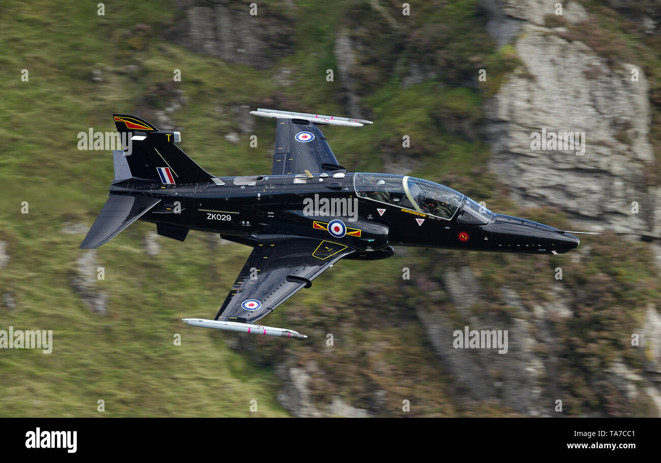 RAF Hawk volando bajo nivel a través del bucle de Mach en Gales, Reino Unido Foto de stock