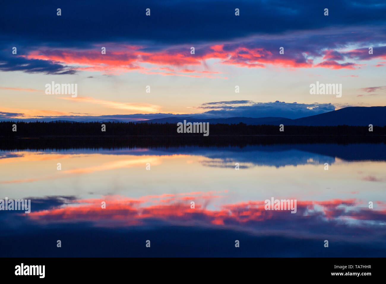 Loch Morlich en luz del atardecer. El Parque Nacional de Cairngorms, Escocia, Gran Bretaña Foto de stock