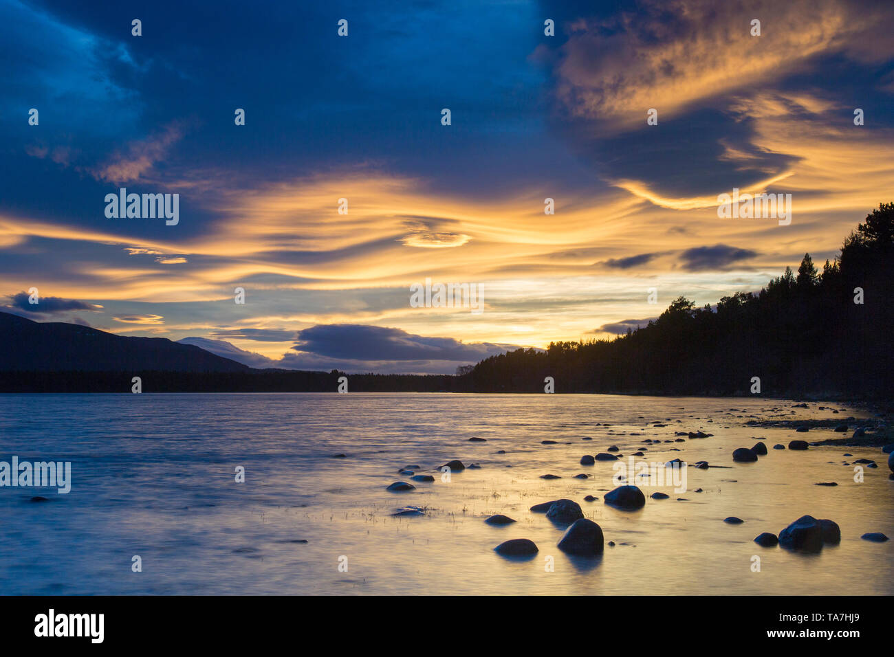 Loch Morlich en luz del atardecer. El Parque Nacional de Cairngorms, Escocia, Gran Bretaña Foto de stock