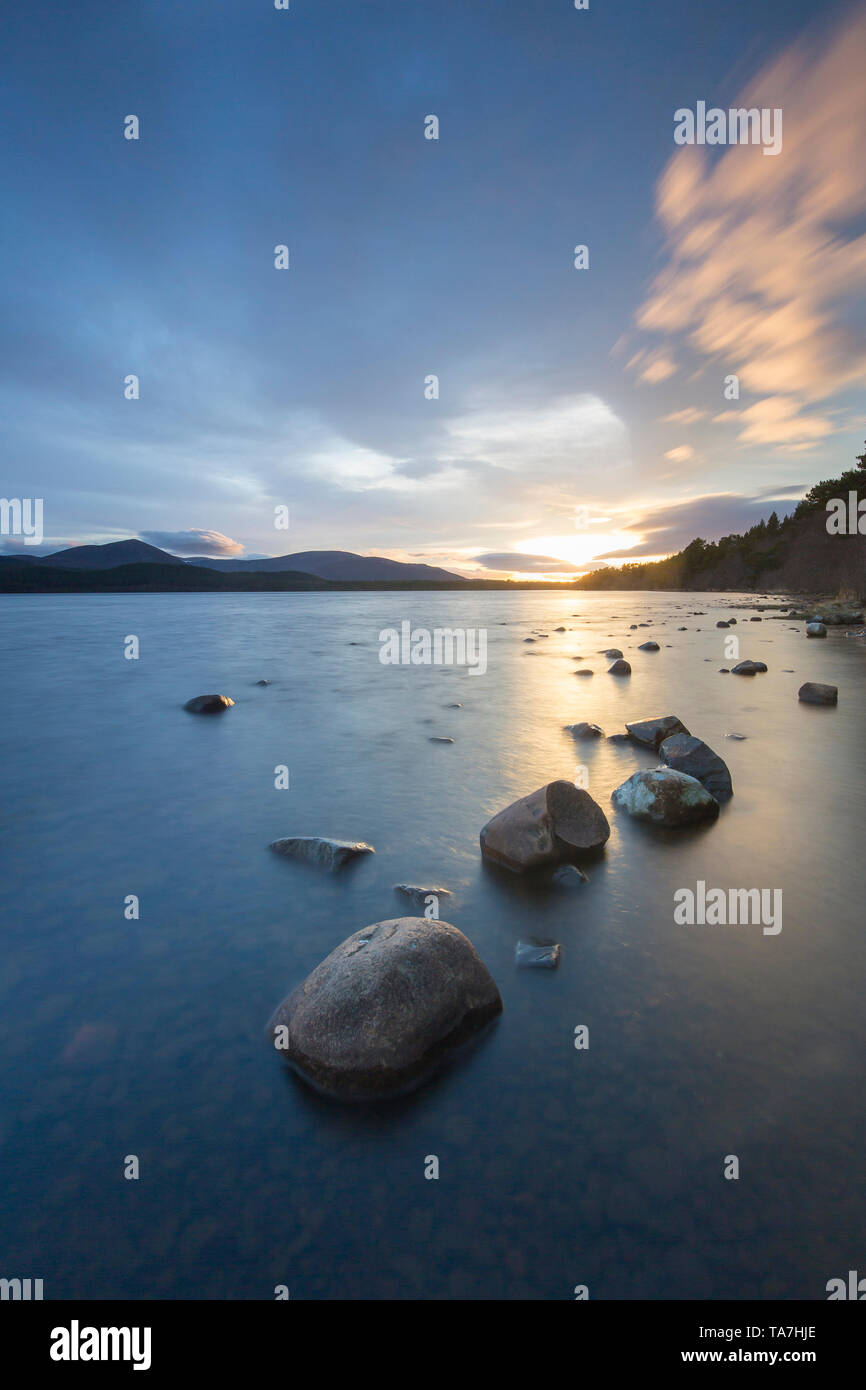 Loch Morlich en luz del atardecer. El Parque Nacional de Cairngorms, Escocia, Gran Bretaña Foto de stock