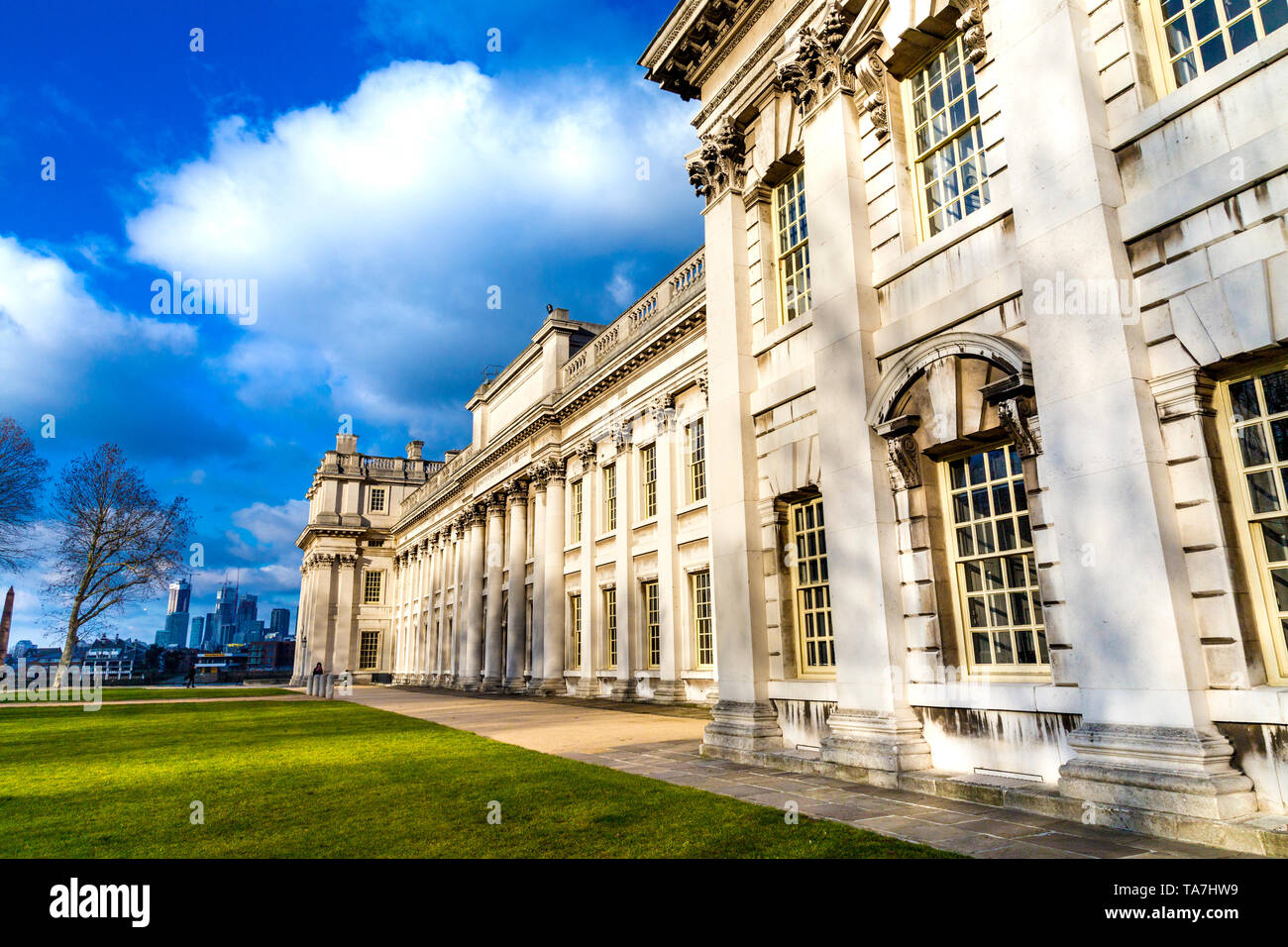 Edificio de estilo clásico del Trinity Laban Conservatorio de Música y Danza exterior en el Old Royal Naval College de Greenwich, Londres. UK Foto de stock